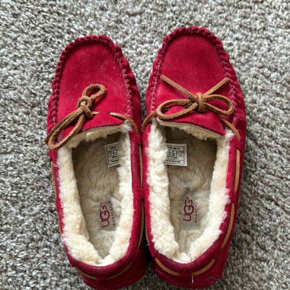 Women’s  Red Moccasin Slippers UGG 7 - Picture 2 of 3